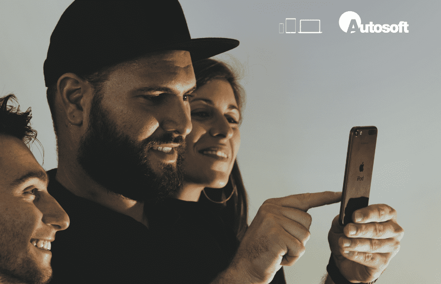Une équipe de contrôleur technique entrain de réaliser un contrôle via l'application mobile AutoSoft